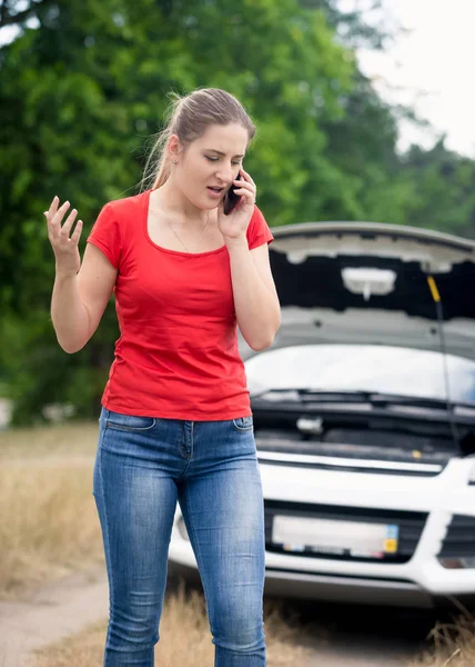 Woman shouting in mobile phone because of the broken car on rura — Stock Photo, Image
