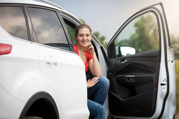 Hermosa joven mujer se perdió mientras conducía un coche en el campo — Foto de Stock