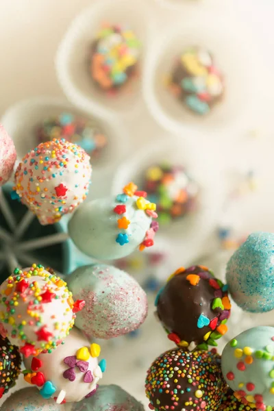 Kleurrijke hagelslag op chocolade cake pops — Stockfoto