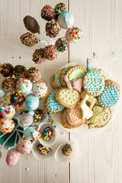Photo de vue du dessus de gâteaux colorés et biscuits de Pâques — Photo