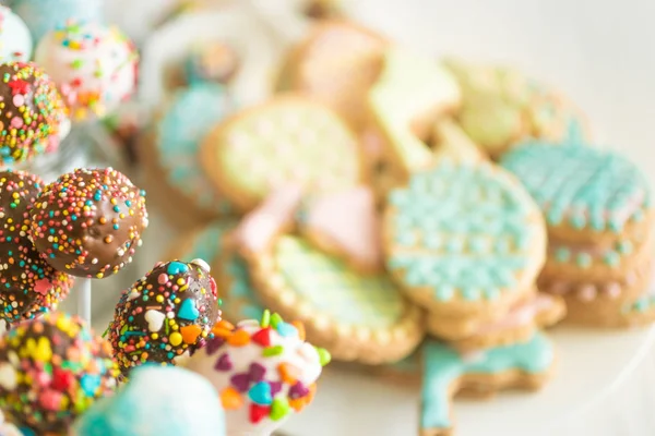Background with colorful cookies and cake pops on white wooden d — Stock Photo, Image