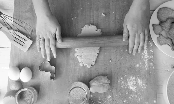 Черно-белое изображение сверху на женщине, готовящей тесто для шлюхи — стоковое фото