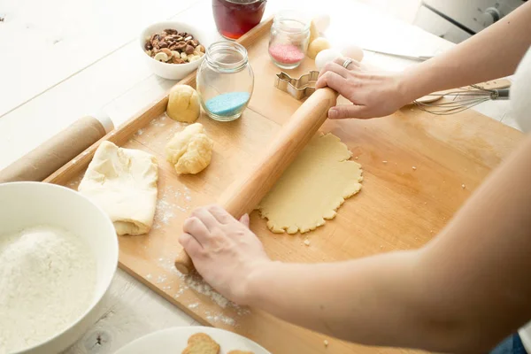 Femme faisant de la pâte pour les biscuits — Photo