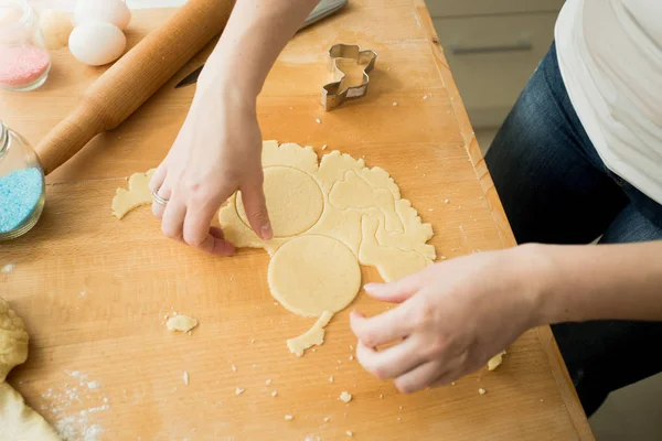 Closeup of woman making cookies cutting dough with mold — Stock Photo, Image