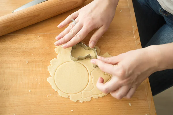 Крупним планом жінка використовує різак для печива — стокове фото