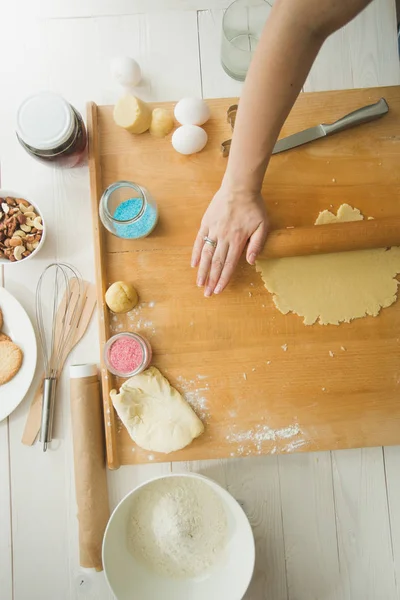 Випічка інгредієнт на дерев'яному столі дерев'яне тісто для печива — стокове фото