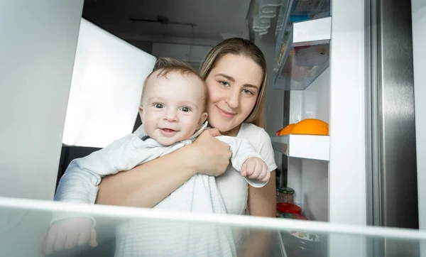 Sonriente madre posando con su hijo al lado del refrigerio abierto —  Fotos de Stock