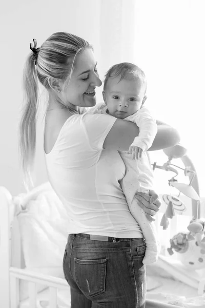 Preto e branco retrato de bela mãe abraçando seu adorável — Fotografia de Stock