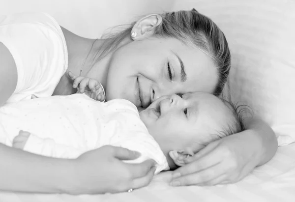 Preto e branco retrato de feliz alegre mãe abraçando ela ba — Fotografia de Stock