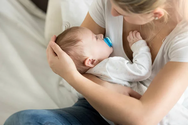 Closeup ile uyuyan bebeği yatak odası, genç anne — Stok fotoğraf