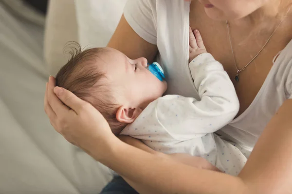 Immagine primo piano di sveglio bambino di 3 mesi dormire — Foto Stock