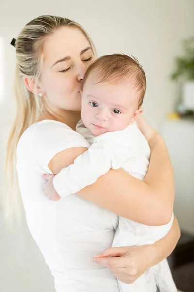 Fröhliche junge Mutter umarmt ihren kleinen Jungen — Stockfoto