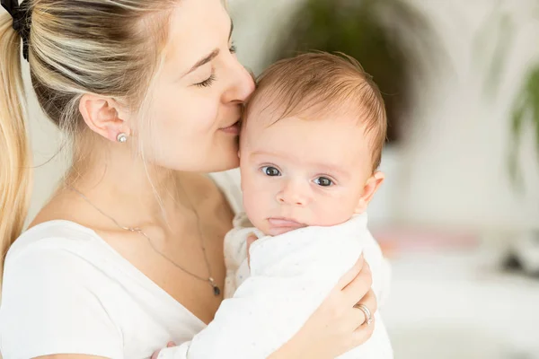 Güzel genç anne bebeğini üzerinde elele portresi — Stok fotoğraf