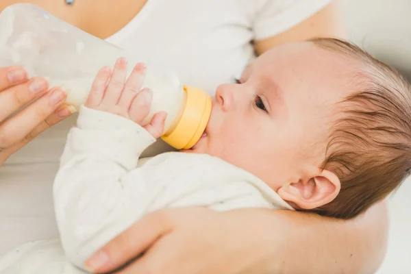3 个月大婴儿吃牛奶从瓶子里的肖像 — 图库照片