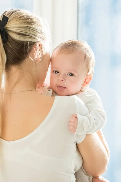 Porträt eines 3 Monate alten Jungen, der seine Mutter umarmt — Stockfoto