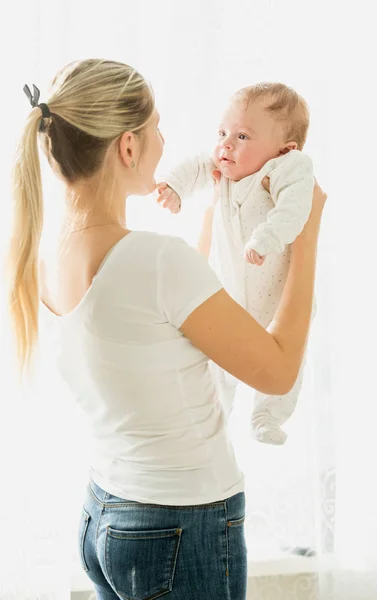 Bela mãe sorridente abraçando seu bebê de 3 meses — Fotografia de Stock