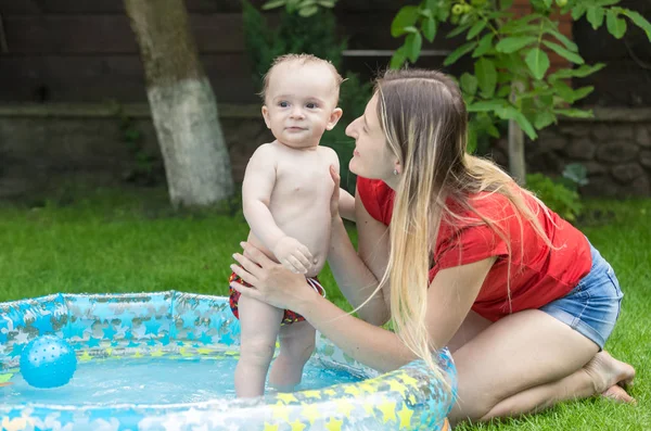 庭のプールでママと遊ぶ男の子の赤ちゃん — ストック写真