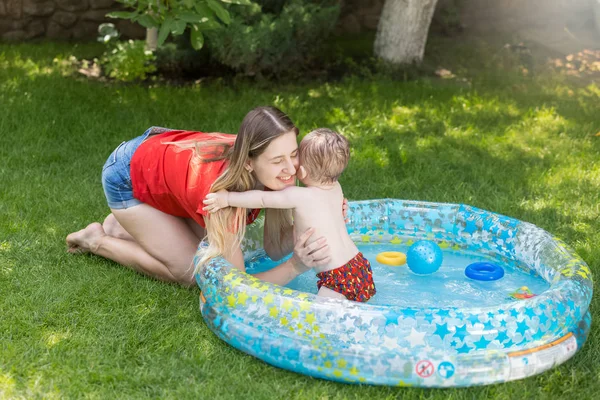 아름 다운 젊은 여자 수영 p에서 그녀의 아기와 함께 재미 — 스톡 사진
