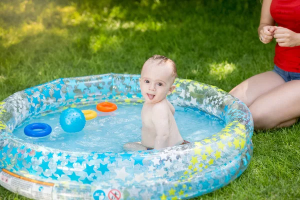 Niño en la piscina al aire libre jugando con la madre — Foto de Stock