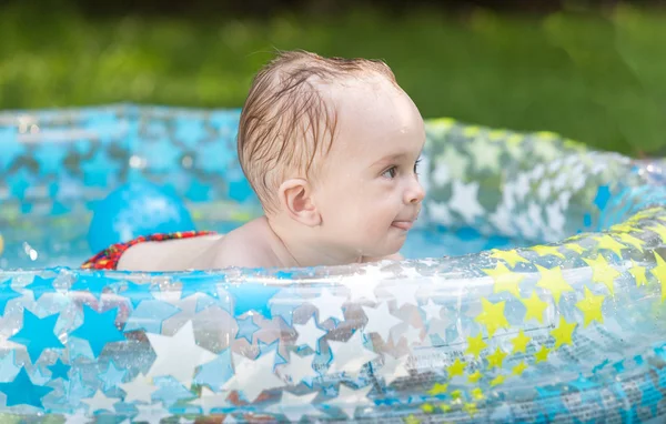 Allegro bambino di 9 mesi che gioca a piscina gonfiabile po — Foto Stock