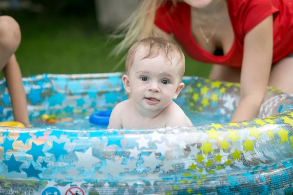 Pływanie w nadmuchiwany basen w ogrodzie z matka chłopca — Zdjęcie stockowe