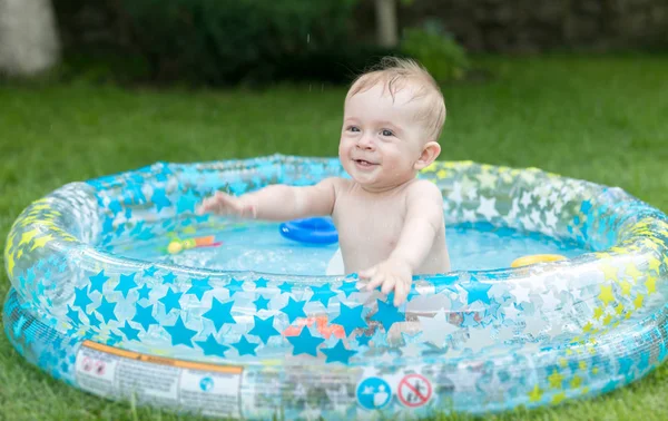 Cute 9 miesięcy życia chłopca zabawy w nadmuchiwane pływanie poo — Zdjęcie stockowe