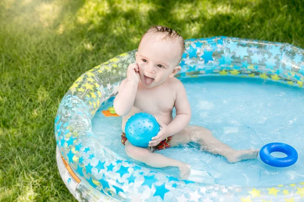 Entzückender kleiner Junge genießt das Schwimmen im Pool — Stockfoto