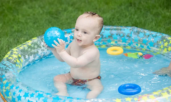 Bambino di 9 mesi che gioca in piscina all'aperto — Foto Stock