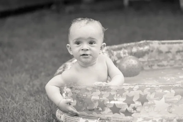Ritratto in bianco e nero di adorabile bambino che nuota nella — Foto Stock