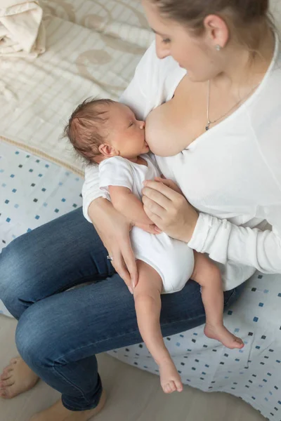 肖像的母亲母乳喂养她的小宝贝 — 图库照片