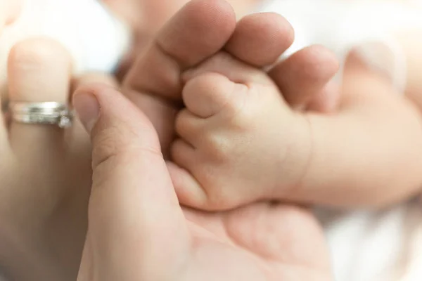 Nahaufnahme Bild des Mannes an Neugeborenen Baby\s hand — Stockfoto