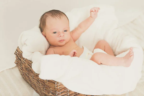 Retrato de bebé lindo con ojos azules acostado en cojines — Foto de Stock