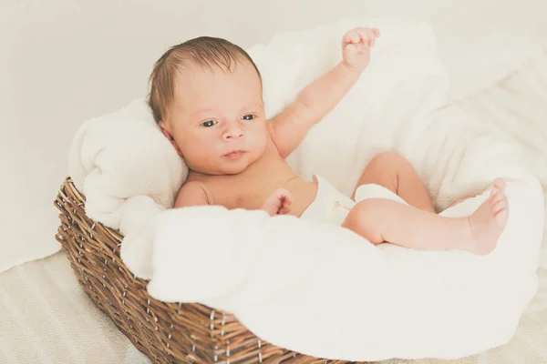 Retrato de menino bonito com olhos azuis deitado em almofadas — Fotografia de Stock