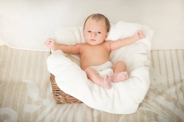 Bambino di 2 mesi seduto nel cestino coperto da coperta — Foto Stock