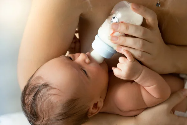 Nahaufnahme Porträt einer Mutter, die ein Neugeborenes aus der Flasche füttert — Stockfoto