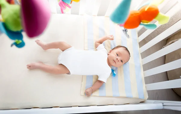 Imagem do alto ponto de vista do pequeno bebê deitado no caranguejo branco — Fotografia de Stock