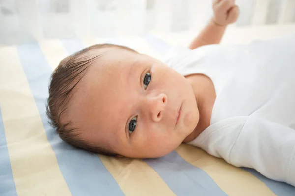 Retrato de primer plano del bebé recién nacido lindo acostado en la cama —  Fotos de Stock