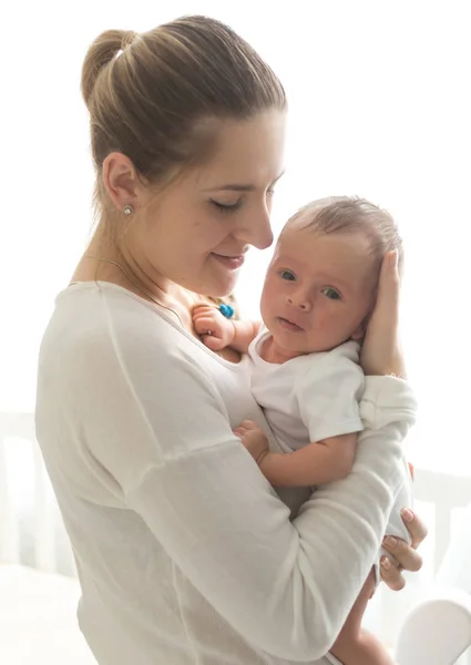 Portrait of beautiful young mother holding newborn baby at big w — Stock Photo, Image