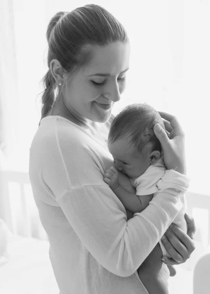 Fekete-fehér portré, szép fiatal anya jelentenek a ba — Stock Fotó