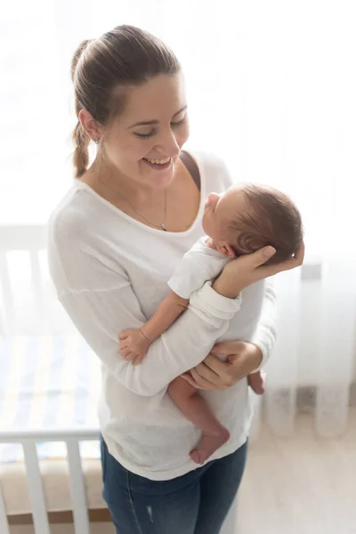 Porträtt av glada leende mor poserar med sin lilla baby — Stockfoto