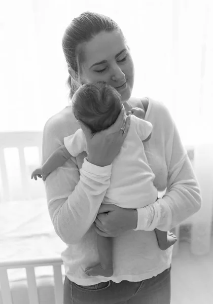 Retrato en blanco y negro de una hermosa madre joven posando con h — Foto de Stock