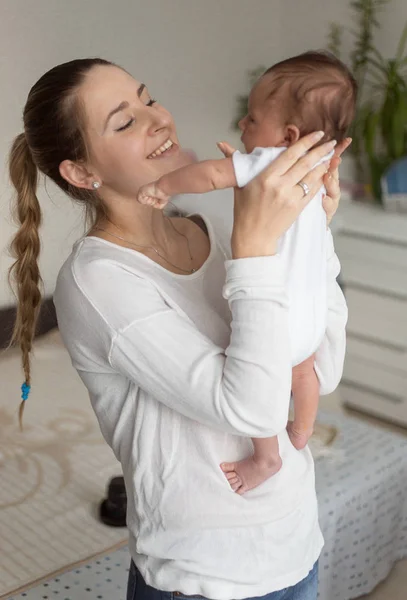 Joven madre feliz sosteniendo bebé recién nacido niño — Foto de Stock