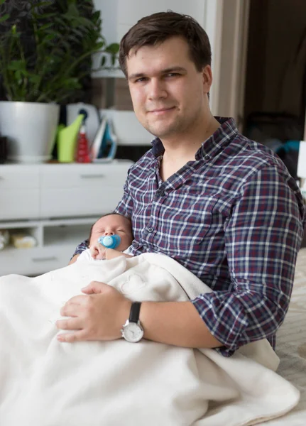 Primer plano de padre joven alimentando bebé lindo con leche de biberón — Foto de Stock