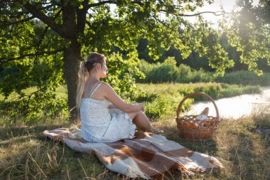 Güzel yalnız kadın büyük ağacın altında rahatlatıcı tonlu görüntü