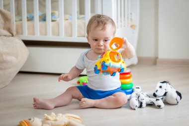 Bebek çocuk oturma odası katında renkli oyuncak araba ile oynamak