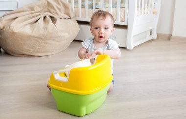 Bebek çocuk oturma odası katında çömlek ile oynamak