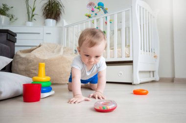 Bebek çocuk oyuncak piramit t renkli halkalar ile katta oynama