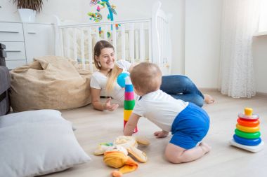tarama ve having fun katta yaşayan, 10 aylık erkek bebek