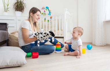 Genç yapımı kukla gösterisi onun bebek çocuk ile anne.