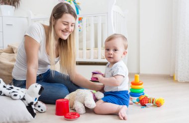 Bebek çocuk oturma odası katında oyuncak cellphone ile oynamak